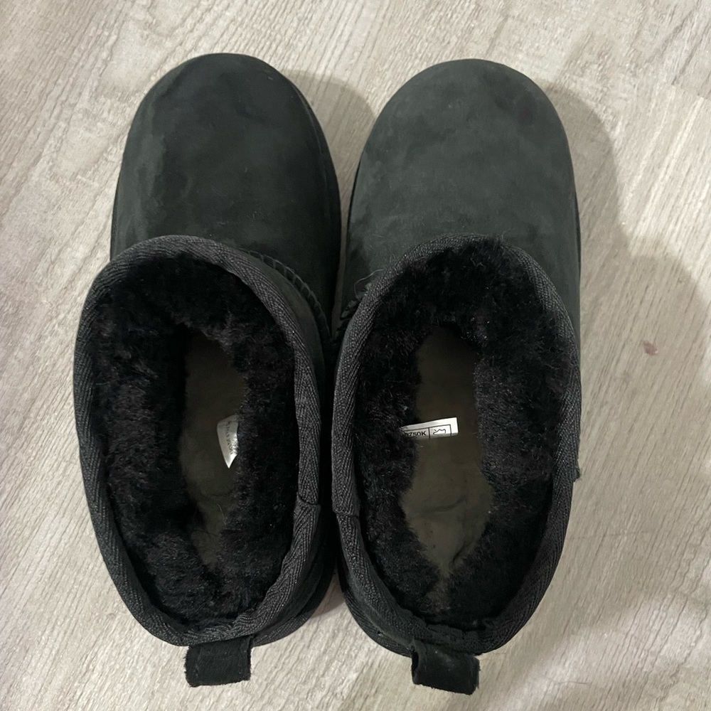 black mini uggs - Picture 2 of 3